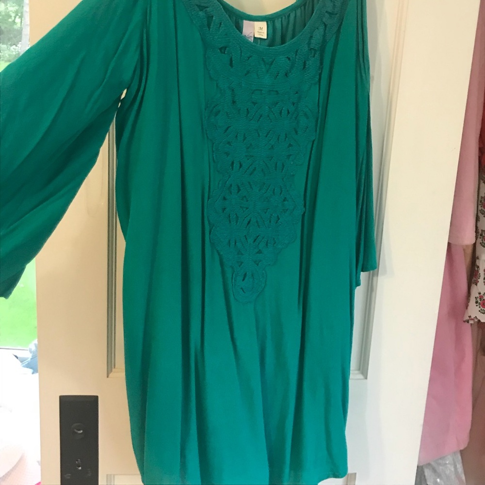 Open shoulder love sleeve dress